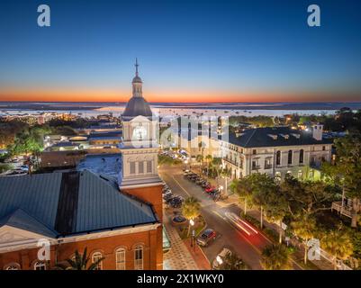 Fernandina Beach, Florida, USA, historische Stadtlandschaft in der Abenddämmerung. Stockfoto