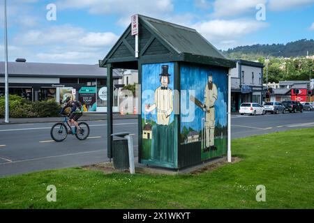 Eine Bushaltestelle mit einem Wandgemälde viktorianischer Cricketspieler, Bank Street, Dunedin, Otago, South Island, Neuseeland Stockfoto