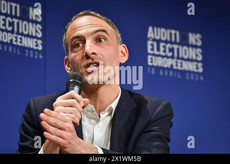 Raphael Glucksmann spricht während einer Anhörung der wichtigsten Kandidaten für die bevorstehenden Europawahlen am 18. April 2024 in Paris. Foto: Firas Abdullah/ABACAPRESS.COM Credit: Abaca Press/Alamy Live News Stockfoto