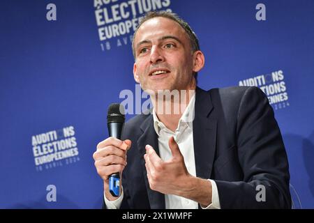 Raphael Glucksmann spricht während einer Anhörung der wichtigsten Kandidaten für die bevorstehenden Europawahlen am 18. April 2024 in Paris. Foto: Firas Abdullah/ABACAPRESS.COM Credit: Abaca Press/Alamy Live News Stockfoto