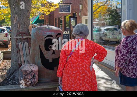 Saugatuck, Michigan – Touristen sehen ein Kunstwerk in Saugatuck, einer Stadt am Ufer des Lake Michigan, die vom Tourismus begeistert ist. Die Stadt hat viele Stockfoto