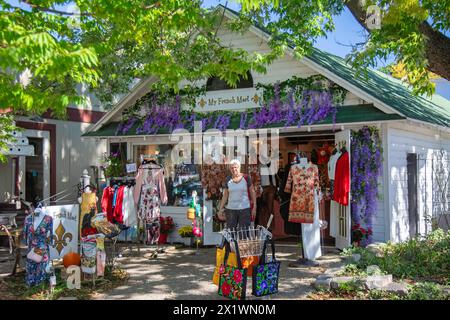 Saugatuck, Michigan - My French Mart, ein Bekleidungsgeschäft in Saugatuck, bietet Kleidung aus Frankreich an. Saugatuck, eine Stadt am Ufer des Lake Michigan Stockfoto