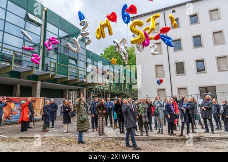 Farbige Luftballons steigen in den Himmel, Spatenstich zum neuen Kinderhaus der TUM, München, 18. April 2024 Deutschland, München, 18.04.2024, Spatenstich zum neuen Kinderhaus der TUM, die Festgäste schickten farbiger Luftballone in den Himmel, Gabelsbergerstraße 41, *** farbige Ballons steigen in den Himmel, Spatenstich für Tums neues Kinderhaus, München, 18 April 2024 Deutschland, München, 18 April 2024, Spatenstich für Tums neues Kinderhaus, die Gäste schicken farbige Ballons in den Himmel, Gabelsbergerstraße 41, Stockfoto