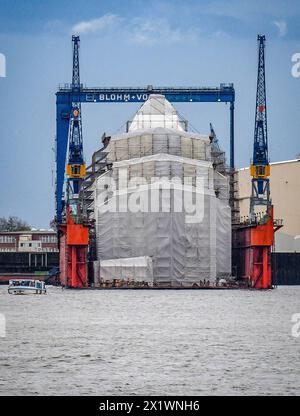 Ein eingeruestetes Schiff liegt im Trockendock Elbe 7 der Werft Blohm Voss im Hamburger Hafen. Das Dock, eines der groessten in Europa, ist für Reparaturen wie auch den Neubau von Schiffen geeignet. Foto: Rothermel *** Ein Gerüstschiff liegt im Trockendock Elbe 7 bei der Werft Blohm Voss im Hamburger Hafen das Dock, eines der größten Europas, eignet sich sowohl für Reparaturen als auch für den Bau neuer Schiffe Foto Rothermel Stockfoto