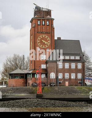 Lotsenhaus Seemannshoeft in Finkenwerder an der Elbe in Hamburg. Der Wasserstandsanzeiger im Turm des Lotsenhauses zeigt den Pegelstand der Elbe an. Das 1914 erbaute Backsteingebäude beherbergt Hafenlotsen, das nautische Betriebsbüro, die Hafenradar-Zentrale und die Funkstelle Hamburg Port Radio.Foto: Rothermel *** Seemannshoeft Pilotenhaus in Finkenwerder an der Elbe in Hamburg die Wasserstandsanzeige im Turm des Pilotenhauses zeigt den Wasserstand der Elbe an das 1914 gebaute Backsteingebäude beherbergt Hafenpiloten, das nautische Betriebsbüro, das Hafenradarzentrum und die Hamburg Stockfoto