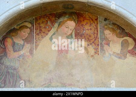 Central Portal Lunette Fresco. Stiftskirche Santa Maria. Ferentillo. Valnerina. Umbrien. Italien Stockfoto