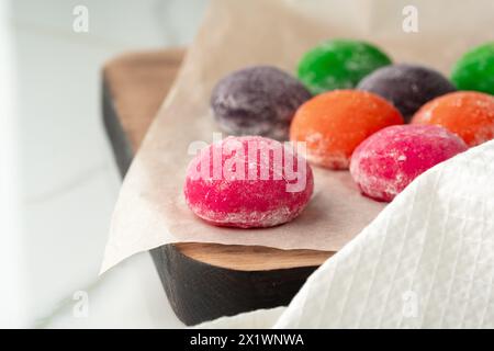 Mehrfarbige japanische Kuchen Mochi auf einer weißen Platte Stockfoto