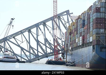 Dundalk, Vereinigte Staaten Von Amerika. April 2024. Dundalk, Vereinigte Staaten von Amerika. April 2024. Der MV Dali, der mit Stahlträgern umhüllt wurde, nachdem er in die Francis Scott Key Bridge geschossen hatte, wartet auf die Entfernung von Trümmern, die den Fort McHenry Kanal blockierten, am 16. April 2024 in der Nähe von Dundalk, Maryland. Die Brücke wurde am 26. März von einem 984-Fuß-Containerschiff getroffen und stürzte zusammen, wobei sechs Arbeiter ums Leben kamen. Quelle: MDGovpix/Maryland Governor/Alamy Live News Stockfoto