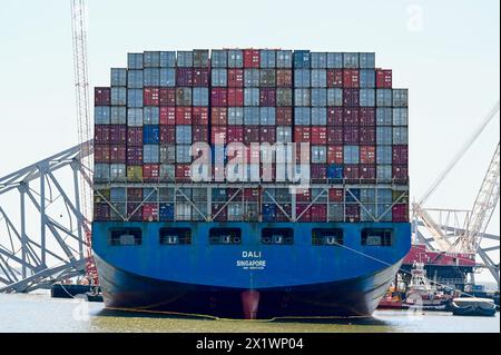 Dundalk, Vereinigte Staaten Von Amerika. April 2024. Dundalk, Vereinigte Staaten von Amerika. April 2024. Der MV Dali, der mit Stahlträgern umhüllt wurde, nachdem er in die Francis Scott Key Bridge geschossen hatte, wartet auf die Entfernung von Trümmern, die den Fort McHenry Kanal blockierten, am 16. April 2024 in der Nähe von Dundalk, Maryland. Die Brücke wurde am 26. März von einem 984-Fuß-Containerschiff getroffen und stürzte zusammen, wobei sechs Arbeiter ums Leben kamen. Quelle: MDGovpics/Maryland Governor/Alamy Live News Stockfoto