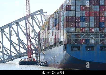 Dundalk, Vereinigte Staaten Von Amerika. April 2024. Dundalk, Vereinigte Staaten von Amerika. April 2024. Der MV Dali, der mit Stahlträgern umhüllt wurde, nachdem er in die Francis Scott Key Bridge geschossen hatte, wartet auf die Entfernung von Trümmern, die den Fort McHenry Kanal blockierten, am 16. April 2024 in der Nähe von Dundalk, Maryland. Die Brücke wurde am 26. März von einem 984-Fuß-Containerschiff getroffen und stürzte zusammen, wobei sechs Arbeiter ums Leben kamen. Quelle: MDGovpix/Maryland Governor/Alamy Live News Stockfoto