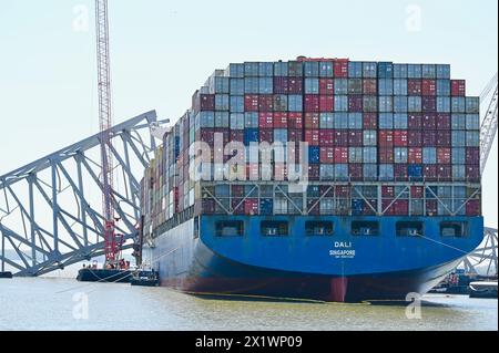 Dundalk, Vereinigte Staaten Von Amerika. April 2024. Dundalk, Vereinigte Staaten von Amerika. April 2024. Der MV Dali, der mit Stahlträgern umhüllt wurde, nachdem er in die Francis Scott Key Bridge geschossen hatte, wartet auf die Entfernung von Trümmern, die den Fort McHenry Kanal blockierten, am 16. April 2024 in der Nähe von Dundalk, Maryland. Die Brücke wurde am 26. März von einem 984-Fuß-Containerschiff getroffen und stürzte zusammen, wobei sechs Arbeiter ums Leben kamen. Quelle: MDGovpix/Maryland Governor/Alamy Live News Stockfoto