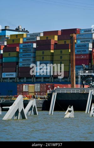 Dundalk, Vereinigte Staaten Von Amerika. April 2024. Dundalk, Vereinigte Staaten von Amerika. April 2024. Der riesige Stapel von Frachtcontainern befindet sich auf den Decks der MV Dali, nachdem das Schiff in die Francis Scott Key Bridge einschlug, und wartet auf die Entfernung von Trümmern, die den Kanal Fort McHenry blockieren, am 16. April 2024 in der Nähe von Dundalk, Maryland. Die Brücke wurde am 26. März von einem 984-Fuß-Containerschiff getroffen und stürzte zusammen, wobei sechs Arbeiter ums Leben kamen. Quelle: MDGovpics/Maryland Governor/Alamy Live News Stockfoto