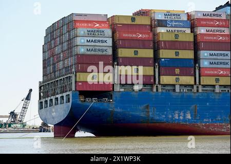 Dundalk, Vereinigte Staaten Von Amerika. April 2024. Dundalk, Vereinigte Staaten von Amerika. April 2024. Der riesige Stapel von Frachtcontainern befindet sich auf den Decks der MV Dali, nachdem das Schiff in die Francis Scott Key Bridge einschlug, und wartet auf die Entfernung von Trümmern, die den Kanal Fort McHenry blockieren, am 16. April 2024 in der Nähe von Dundalk, Maryland. Die Brücke wurde am 26. März von einem 984-Fuß-Containerschiff getroffen und stürzte zusammen, wobei sechs Arbeiter ums Leben kamen. Quelle: MDGovpics/Maryland Governor/Alamy Live News Stockfoto