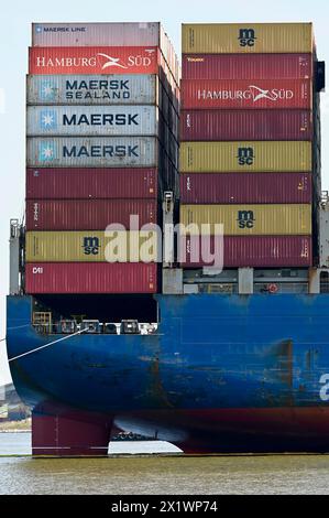 Dundalk, Vereinigte Staaten Von Amerika. April 2024. Dundalk, Vereinigte Staaten von Amerika. April 2024. Der riesige Stapel von Frachtcontainern befindet sich auf den Decks der MV Dali, nachdem das Schiff in die Francis Scott Key Bridge einschlug, und wartet auf die Entfernung von Trümmern, die den Kanal Fort McHenry blockieren, am 16. April 2024 in der Nähe von Dundalk, Maryland. Die Brücke wurde am 26. März von einem 984-Fuß-Containerschiff getroffen und stürzte zusammen, wobei sechs Arbeiter ums Leben kamen. Quelle: MDGovpics/Maryland Governor/Alamy Live News Stockfoto