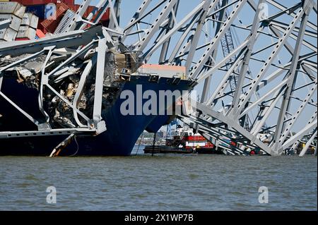 Dundalk, Vereinigte Staaten Von Amerika. April 2024. Dundalk, Vereinigte Staaten von Amerika. April 2024. Der riesige Stapel von Frachtcontainern befindet sich auf den Decks der MV Dali, nachdem das Schiff in die Francis Scott Key Bridge einschlug, und wartet auf die Entfernung von Trümmern, die den Kanal Fort McHenry blockieren, am 16. April 2024 in der Nähe von Dundalk, Maryland. Die Brücke wurde am 26. März von einem 984-Fuß-Containerschiff getroffen und stürzte zusammen, wobei sechs Arbeiter ums Leben kamen. Quelle: MDGovpics/Maryland Governor/Alamy Live News Stockfoto