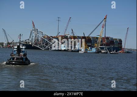 Dundalk, Vereinigte Staaten Von Amerika. April 2024. Dundalk, Vereinigte Staaten von Amerika. April 2024. Barge Cranes entfernen am 16. April 2024 die Traversen von der eingestürzten Francis Scott Key Bridge rund um das MV Dali Frachtschiff, das den Fort McHenry Kanal blockiert. Die Brücke wurde am 26. März von einem 984-Fuß-Containerschiff getroffen und stürzte zusammen, wobei sechs Arbeiter ums Leben kamen. Quelle: MDGovpics/Maryland Governor/Alamy Live News Stockfoto