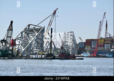 Dundalk, Vereinigte Staaten Von Amerika. April 2024. Dundalk, Vereinigte Staaten von Amerika. April 2024. Barge Cranes entfernen am 16. April 2024 die Traversen von der eingestürzten Francis Scott Key Bridge rund um das MV Dali Frachtschiff, das den Fort McHenry Kanal blockiert. Die Brücke wurde am 26. März von einem 984-Fuß-Containerschiff getroffen und stürzte zusammen, wobei sechs Arbeiter ums Leben kamen. Quelle: MDGovpics/Maryland Governor/Alamy Live News Stockfoto