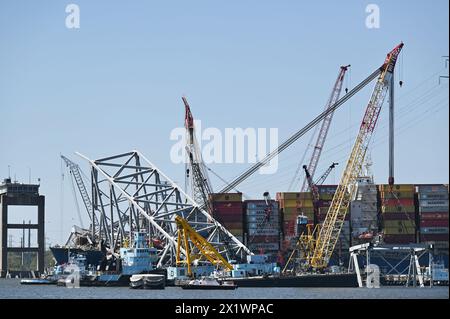 Dundalk, Vereinigte Staaten Von Amerika. April 2024. Dundalk, Vereinigte Staaten von Amerika. April 2024. Barge Cranes entfernen am 16. April 2024 die Traversen von der eingestürzten Francis Scott Key Bridge rund um das MV Dali Frachtschiff, das den Fort McHenry Kanal blockiert. Die Brücke wurde am 26. März von einem 984-Fuß-Containerschiff getroffen und stürzte zusammen, wobei sechs Arbeiter ums Leben kamen. Quelle: MDGovpics/Maryland Governor/Alamy Live News Stockfoto