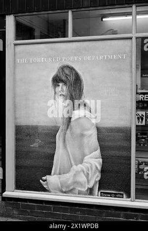 Im Vereinigten Königreich – Artwork am Fenster eines Musikgeschäfts, das Taylor Swifts Album The Foltured Poets Department promoviert Stockfoto