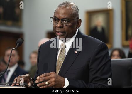 Washington, Vereinigte Staaten Von Amerika. April 2024. Washington, Vereinigte Staaten von Amerika. April 2024. US-Verteidigungsminister Lloyd Austin III. Antwortet auf eine Frage während einer Aussage beim House Appropriations SubCommittee on Defense 2025 Budget Hearings im Rayburn House Office Building am 17. April 2024 in Washington, DC Austin wurde von Joint Chiefs Chairman CQ Brown Jr. begleitet. und unter dem Verteidigungsminister/Chief Financial Officer Michael J. McCord. Quelle: Chad McNeeley/DOD/Alamy Live News Stockfoto