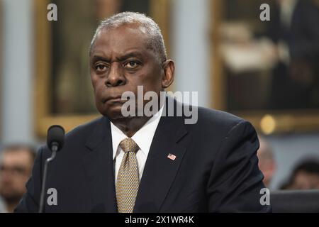 Washington, Vereinigte Staaten Von Amerika. April 2024. Washington, Vereinigte Staaten von Amerika. April 2024. US-Verteidigungsminister Lloyd Austin III. Hört auf eine Frage während der Aussage beim House Appropriations SubCommittee on Defense 2025 Budget Hearings im Rayburn House Office Building, 17. April 2024 in Washington, DC. und unter dem Verteidigungsminister/Chief Financial Officer Michael J. McCord. Quelle: Chad McNeeley/DOD/Alamy Live News Stockfoto