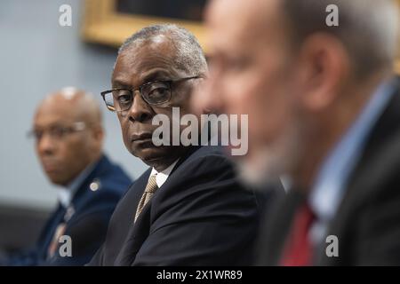 Washington, Vereinigte Staaten Von Amerika. April 2024. Washington, Vereinigte Staaten von Amerika. April 2024. US-Verteidigungsminister Lloyd Austin III., Zentrum, blickt auf Unterstaatssekretär Michael J. McCord während der Aussage im House Appropriations SubCommittee on Defense 2025 Budget Hearings im Rayburn House Office Building, 17. April 2024 in Washington, DC Austin wurde von Joint Chiefs Chairman CQ Brown Jr. und unter dem Verteidigungsminister und Chief Financial Officer Michael J. McCord unterstützt. Quelle: Chad McNeeley/DOD/Alamy Live News Stockfoto