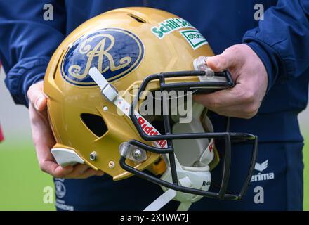 Dresden, Deutschland. April 2024. Ein Teilnehmer einer Presseveranstaltung hält auf der Baustelle des Heinz Steyer Stadions im Ostragehege einen American Football Helm in der Hand. Nach gut zwei Jahren Bauzeit befindet sich nun die Sanierung und Erweiterung der Sportanlage auf der Heimgerade. Das Stadion soll am 30. August 2024 eröffnet werden. Robert Michael/dpa/Alamy Live News Stockfoto