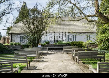 Zelazowa Wola, Polen - 7. April 2024 - Bänke im Park - Geburtsort von Frederic Chopin Stockfoto