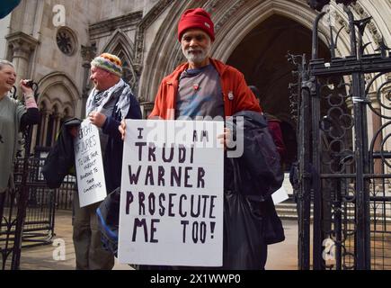 London, Großbritannien. April 2024. Anhänger stehen mit Plakaten, während die Klimaaktivistin Trudi Warner den Obersten Gerichtshof nach einer Entscheidung verlässt. was sich nun verzögert hat, ob sie wegen Missachtung des Gerichts vor einer vollständigen Verhandlung stehen wird, weil sie ein Plakat gehalten hat, auf dem steht: "Geschworene, Sie haben ein absolutes Recht, eine Angeklagte nach Ihrem Gewissen außerhalb des inneren Londoner Crown Court in einem separaten Fall freizusprechen. was ein Richter als „Versuch, die Geschworenen zu beeinflussen“ ansah. Quelle: Vuk Valcic/Alamy Live News Stockfoto