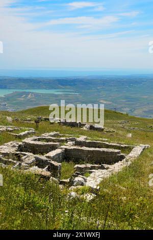 Heilige Area Terrace 2. Archäologisches Gebiet von ​​monte Adranone. Sambuca di Sicilia. Sizilien Stockfoto