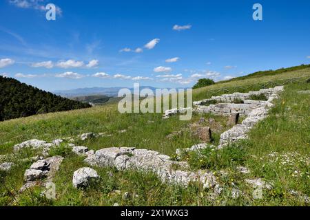 Heilige Area Terrace 2. Archäologisches Gebiet von ​​monte Adranone. Sambuca di Sicilia. Sizilien Stockfoto