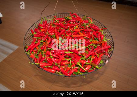 Ein Käfig roter Paprika wird getrocknet Stockfoto