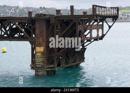 Cherbourg, Frankreich - 16. April 2024: Deutsche Überreste des Kais im Hafen von Cherbourg während des Zweiten Weltkriegs. Sonniger Frühlingstag. Selektiver Fokus Stockfoto