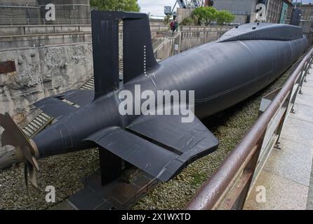 Cherbourg, Frankreich - 16. April 2024: Das U-Boot der Le Redoutable-Klasse war ein U-Boot der französischen Marine. Sonniger Frühlingstag. Auswahl Stockfoto