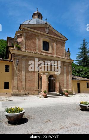 Kirche des Heiligen Kreuzes und San Zenon in der Ortschaft Battaglia. Urbania. Marken. Italien Stockfoto