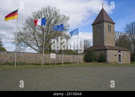 Orglands, Frankreich - 18. April 2024: Dieser deutsche Kriegsfriedhof in Orgland beherbergt die Gräber von etwa 10000 Soldaten, die während des Zweiten Weltkriegs getötet wurden. Su Stockfoto