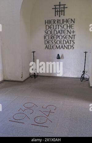 Orglands, Frankreich - 18. April 2024: Dieser deutsche Kriegsfriedhof in Orgland beherbergt die Gräber von etwa 10000 Soldaten, die während des Zweiten Weltkriegs getötet wurden. Su Stockfoto