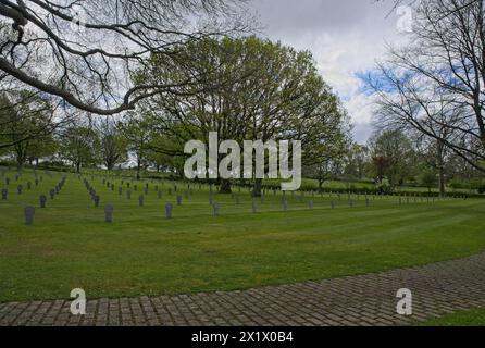 Orglands, Frankreich - 18. April 2024: Dieser deutsche Kriegsfriedhof in Orgland beherbergt die Gräber von etwa 10000 Soldaten, die während des Zweiten Weltkriegs getötet wurden. Su Stockfoto