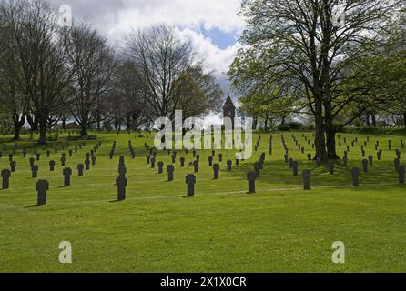 Orglands, Frankreich - 18. April 2024: Dieser deutsche Kriegsfriedhof in Orgland beherbergt die Gräber von etwa 10000 Soldaten, die während des Zweiten Weltkriegs getötet wurden. Su Stockfoto