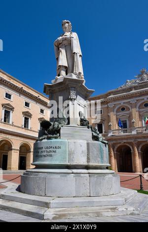 Piazza Leopardi mit dem Denkmal für Giacomo Leopardi. Recanati. Marken. Italien Stockfoto