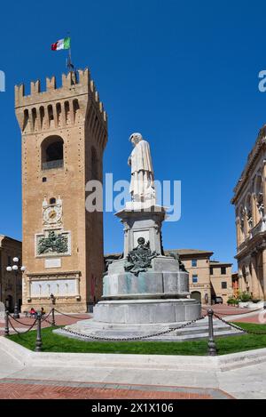 Piazza Leopardi mit dem Bürgerturm und dem Denkmal für Giacomo Leopardi. Recanati. Marken. Italien Stockfoto