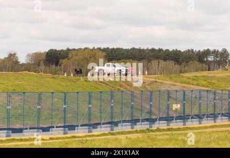 G4S-Sicherheitsfahrzeug patrouilliert auf der Baustelle des kommenden Atomkraftwerks Sizewell C. Stockfoto