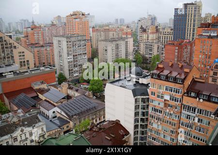 Nicht exklusiv: KIEW, UKRAINE - 17. APRIL 2024 - das Kiewer Stadtbild wird an einem bewölkten Tag im Frühling dargestellt. Stockfoto