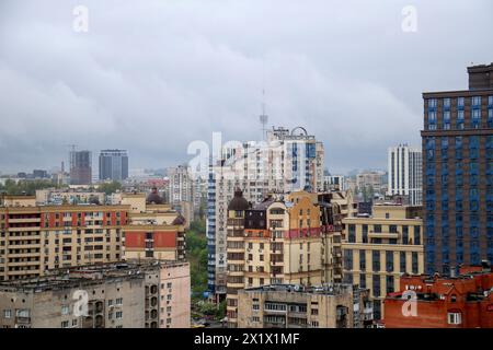 Nicht exklusiv: KIEW, UKRAINE - 17. APRIL 2024 - das Kiewer Stadtbild wird an einem bewölkten Tag im Frühling dargestellt. Stockfoto