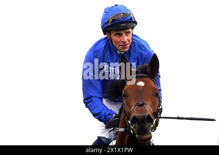 Jockey William Buick, nachdem er die Bet365 EBF „Constriced“-Einsteiger gewonnen hatte, setzt er an Bord von Endless Victory am dritten Tag des bet365 Craven Meeting auf der Newmarket Racecourse. Bilddatum: Donnerstag, 18. April 2024. Stockfoto