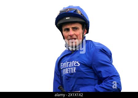 Jockey William Buick, nachdem er die Bet365 EBF „Constriced“-Einsteiger gewonnen hatte, setzt er an Bord von Endless Victory am dritten Tag des bet365 Craven Meeting auf der Newmarket Racecourse. Bilddatum: Donnerstag, 18. April 2024. Stockfoto