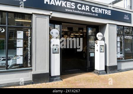 Alte Shell-Benzinpumpen am Eingang des Autohändlers Stockfoto