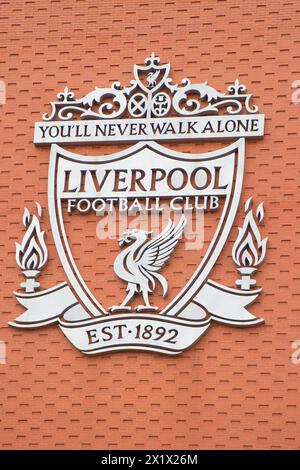 England, Liverpool - 29. Dezember 2023: Das FC Liverpool Wappen in Anfield. Stockfoto