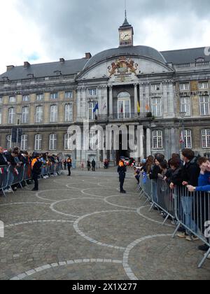 Lüttich, Belgien. April 2024. Die Menschen warten draußen, während eines Besuchs im Fürstbischofspalast (Palais des Princes Eveques), am dritten und letzten Tag des offiziellen Staatsbesuchs des luxemburgischen Königspaares in Belgien am Donnerstag, den 18. April 2024, in Lüttich. BELGA FOTO LAURENT CAVENATI Credit: Belga Nachrichtenagentur/Alamy Live News Stockfoto