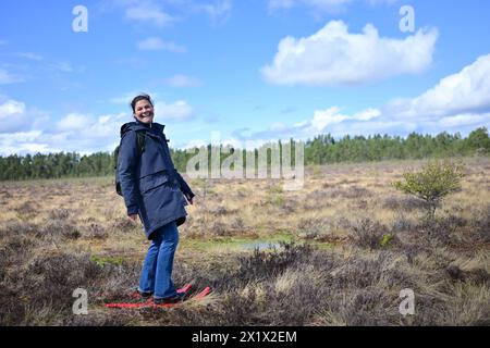 Kronprinzessin Victoria von Schweden trägt Schneeschuhe, wenn sie am 18. April 2024 den Store Mosse National Park in Varnamo, Schweden besucht. Foto: Björn Larsson Rosvall/TT/Code 9200 Credit: TT News Agency/Alamy Live News Stockfoto